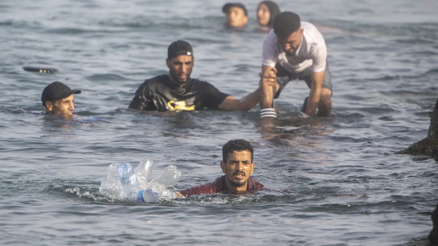 La Audiencia Nacional investiga si la entrada masiva de migrantes en Ceuta fue organizada por un grupo criminal