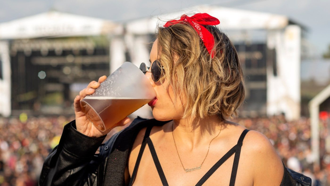 El negocio de los vasos reutilizables en festivales: fianzas que nunca se devuelven