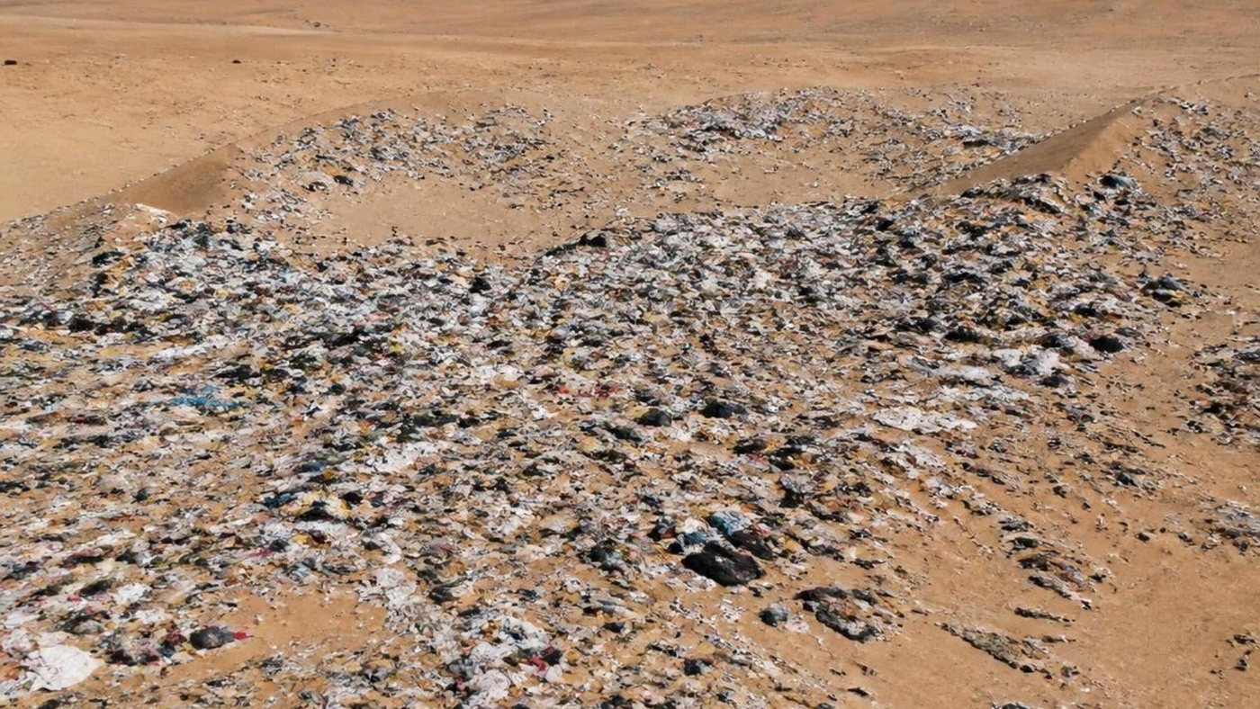 Una montaña de 60.000 toneladas de ropa abandonada crece en el desierto de Atacama