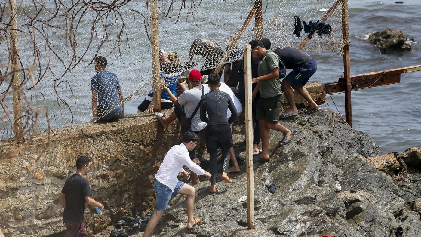 Marruecos emplea gases lacrimógenos y cañones de agua para dispersar a migrantes en la frontera con Ceuta