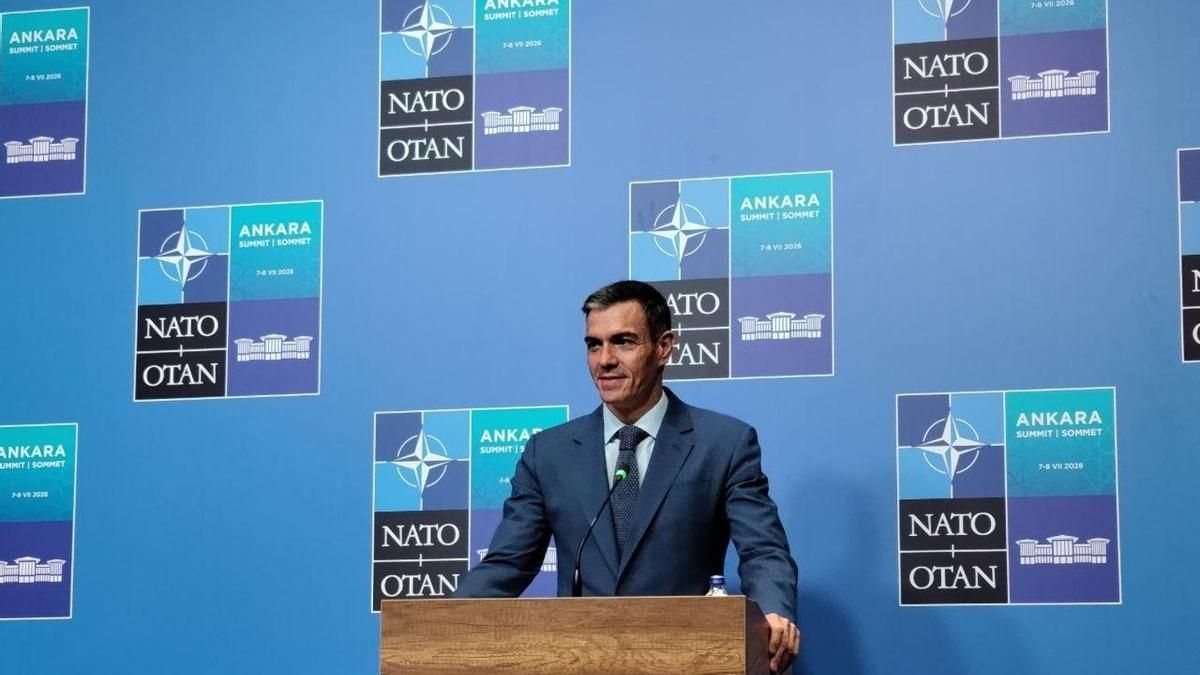 Sánchez carga contra Feijóo por calificar las bajas laborales de «cáncer» y le acusa de recortar derechos