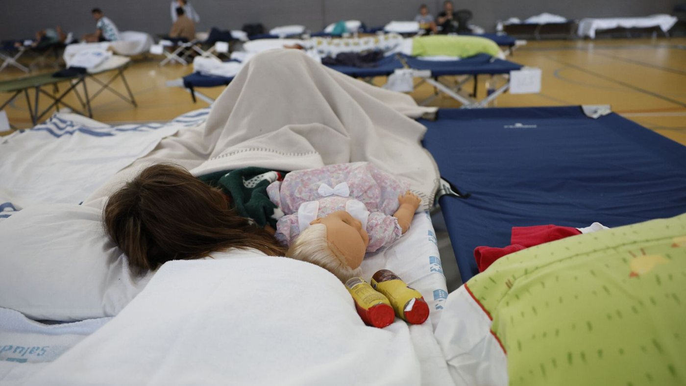 Miles de evacuados por los incendios forestales pasan la noche en pabellones deportivos