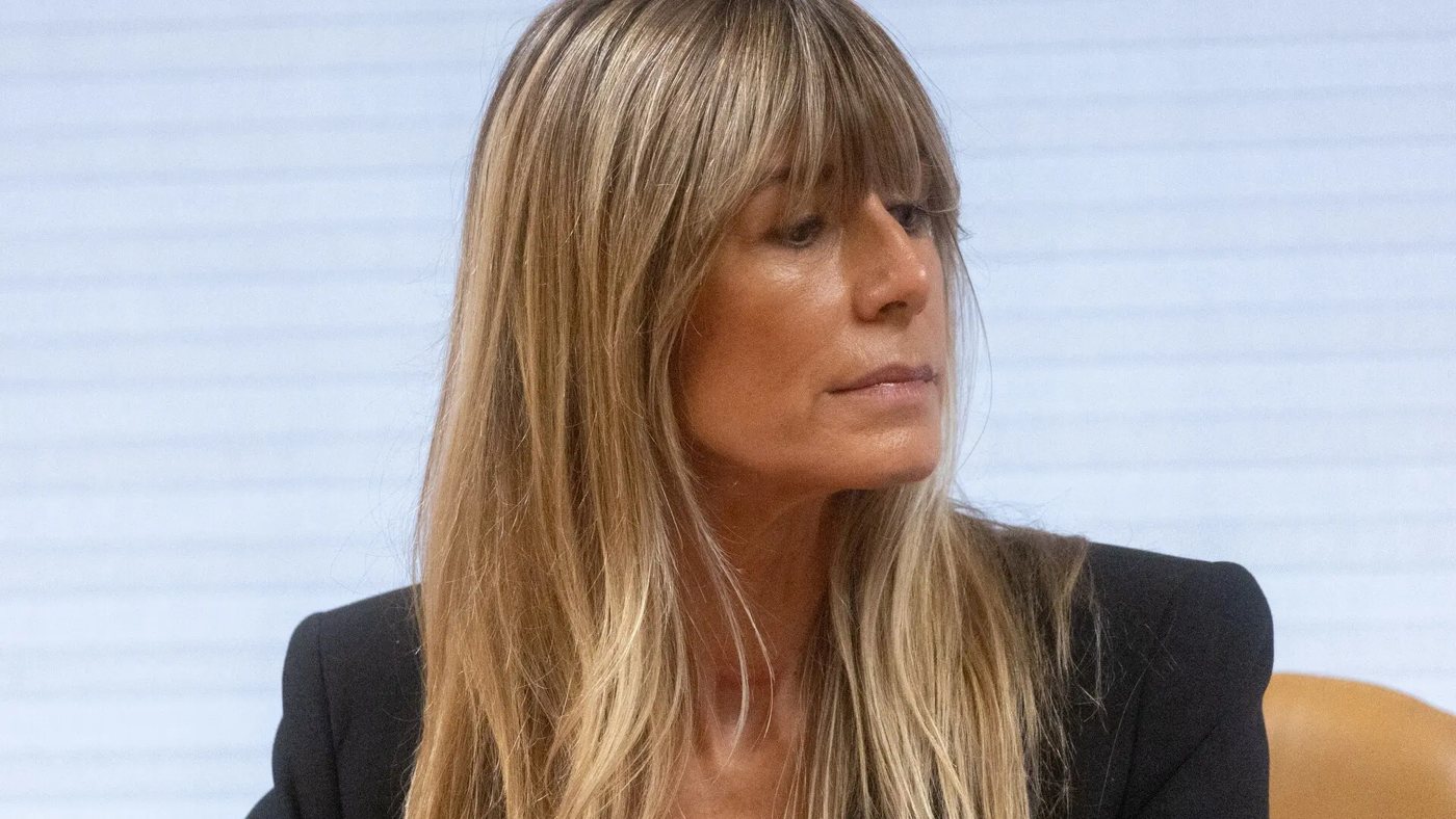 Begoña Gómez entrega los billetes a Londres al juez y critica que se le exija probar su inocencia