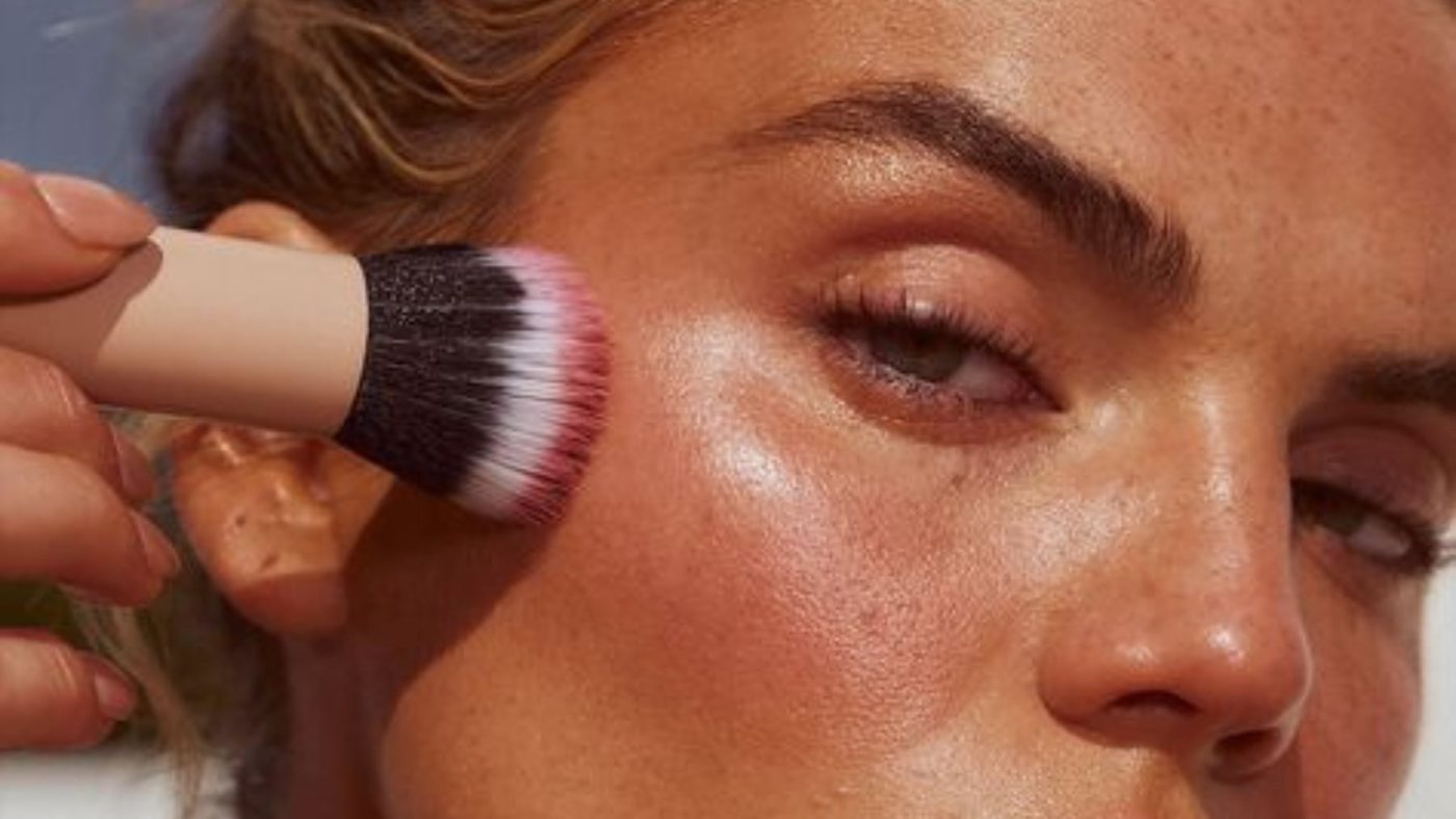 Cómo aplicar el colorete según la forma del rostro y elegir el tono ideal por colorimetría