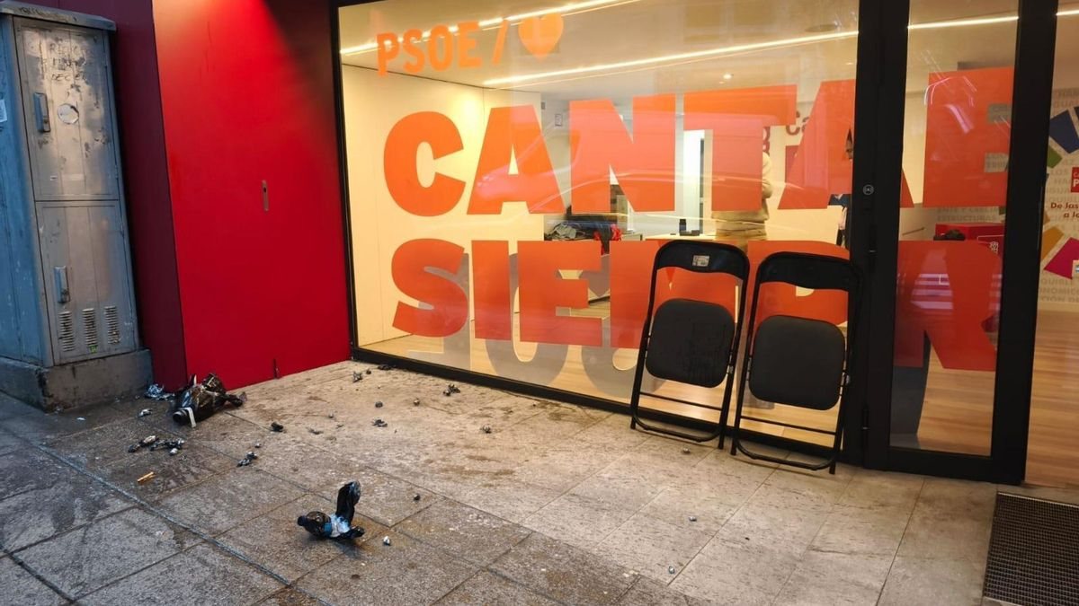 La jueza procesa a dos ultraderechistas por el ataque con explosivos a la sede del PSOE en Santander