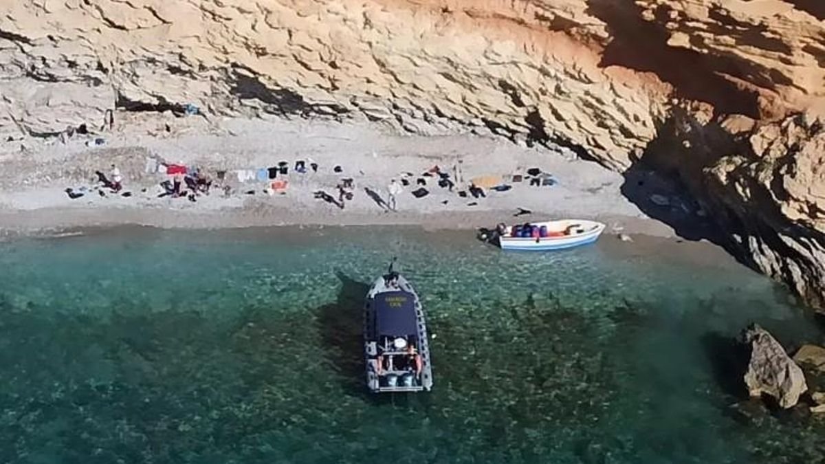 Al menos dos muertos y diez desaparecidos tras naufragar una patera al sur de Cabrera