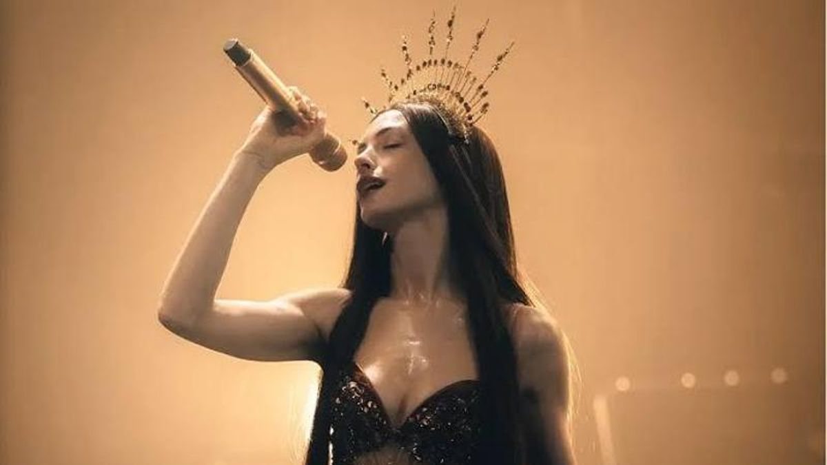 Anne Hathaway encarna a una estrella pop inspirada en Taylor Swift en «Mother Mary»