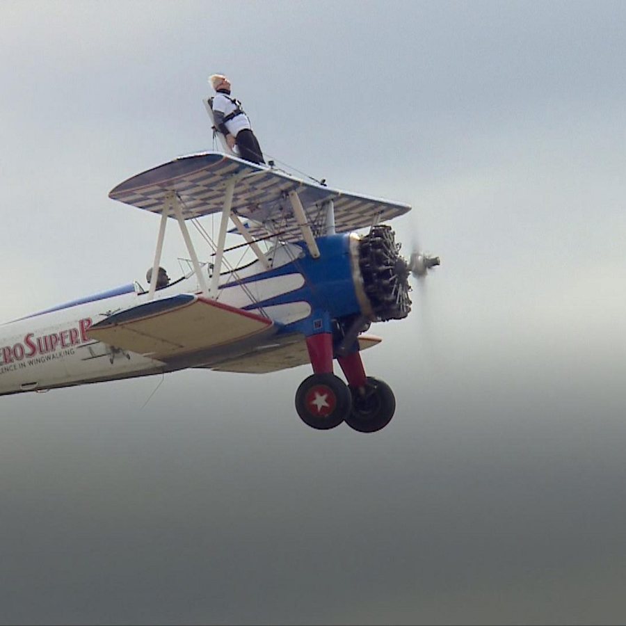 A los 97 años, Betty Bromage vuelve a volar sobre el ala de un avión