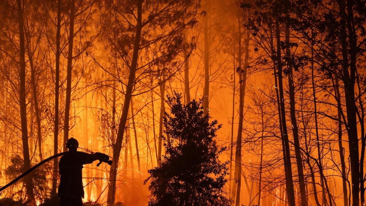El incendio de la Sierra Oeste de Madrid sigue descontrolado y obliga a evacuar Valdemaqueda