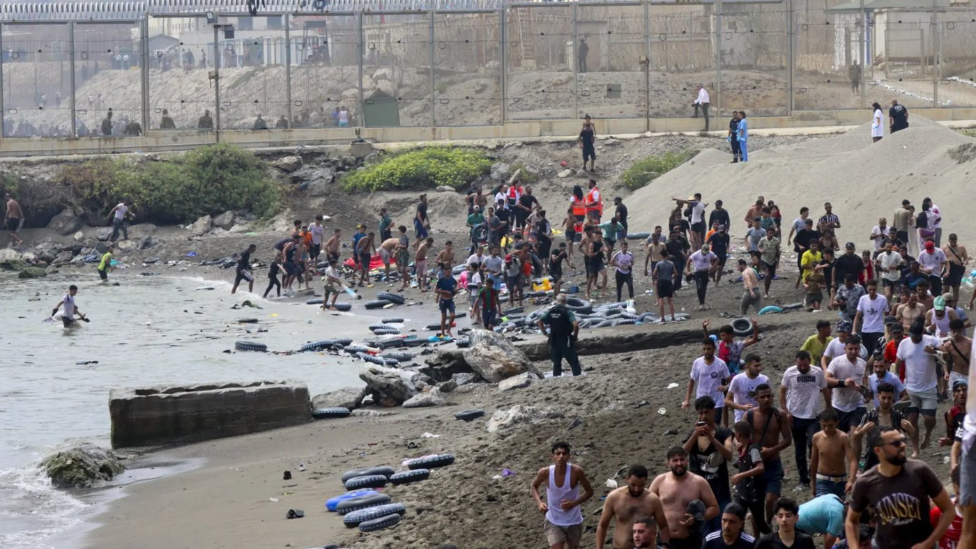 El Gobierno moviliza al Ejército en Ceuta ante la avalancha migratoria desde Marruecos