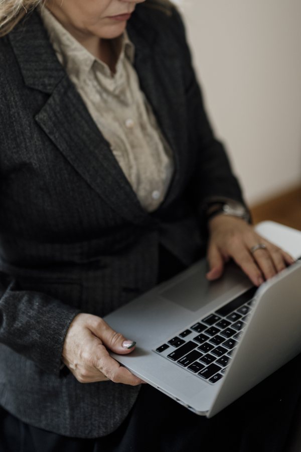 Las mujeres ya ocupan el 50,1 % del empleo asalariado en EE UU