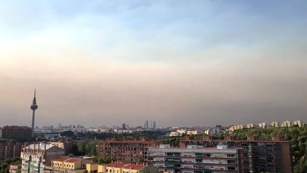 El humo y las cenizas de los incendios forestales alcanzan Madrid y las autoridades emiten recomendaciones de protección