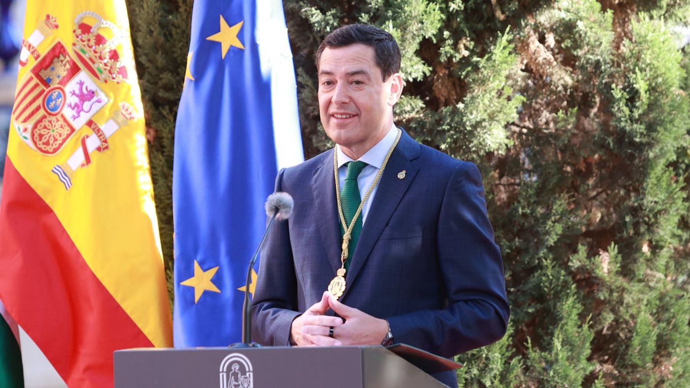 Juanma Moreno toma posesión como presidente de Andalucía y defiende la «vía andaluza» del diálogo