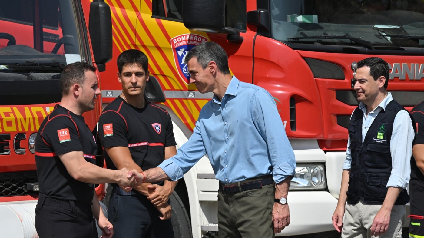 Sánchez y Moreno destacan la cooperación institucional tras el incendio de Almería que deja 13 muertos
