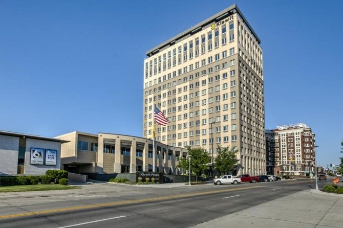 Berkshire empieza a mover su gigantesca reserva de efectivo