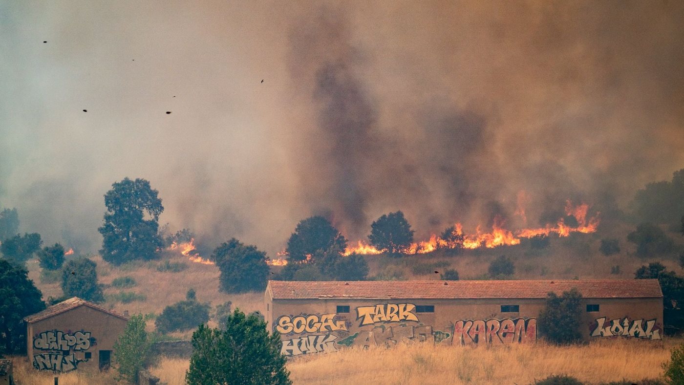 La UME alerta de que el incendio avanza a 40 km/h en Madrid y Ávila