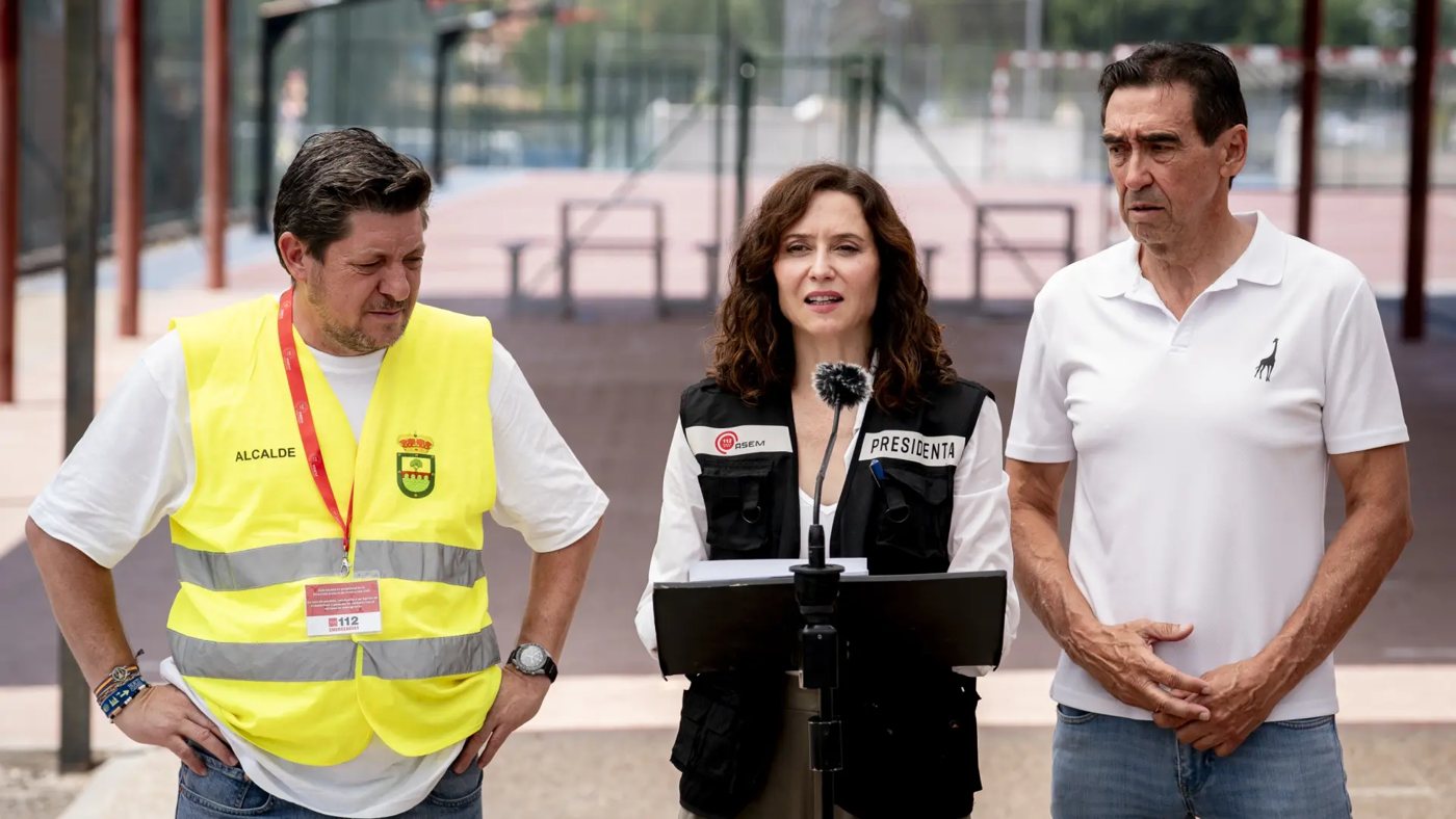 Ayuso anuncia un plan de recuperación con reparación de carreteras y ayudas a ganaderos tras el incendio de la Sierra Oeste