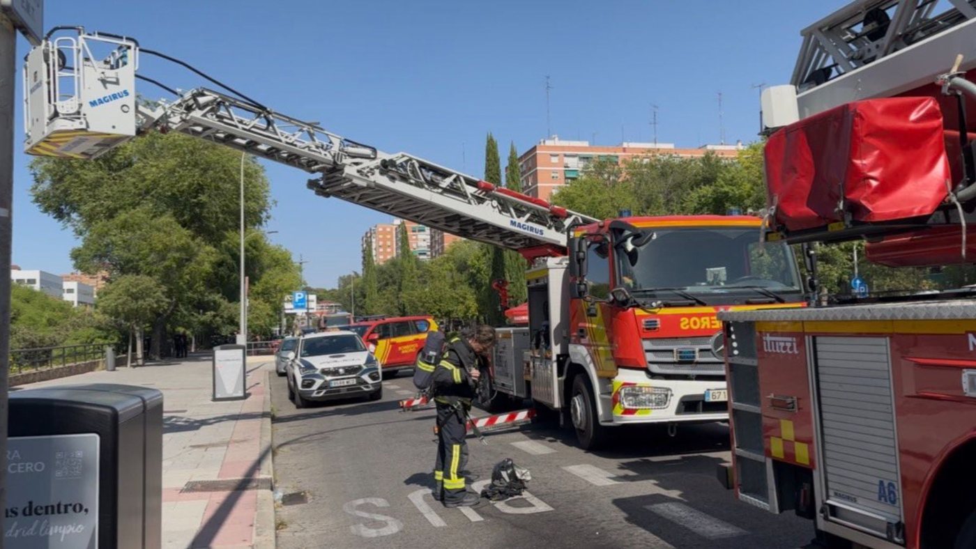 Desalojado el centro comercial La Vaguada por un incendio en unos contenedores