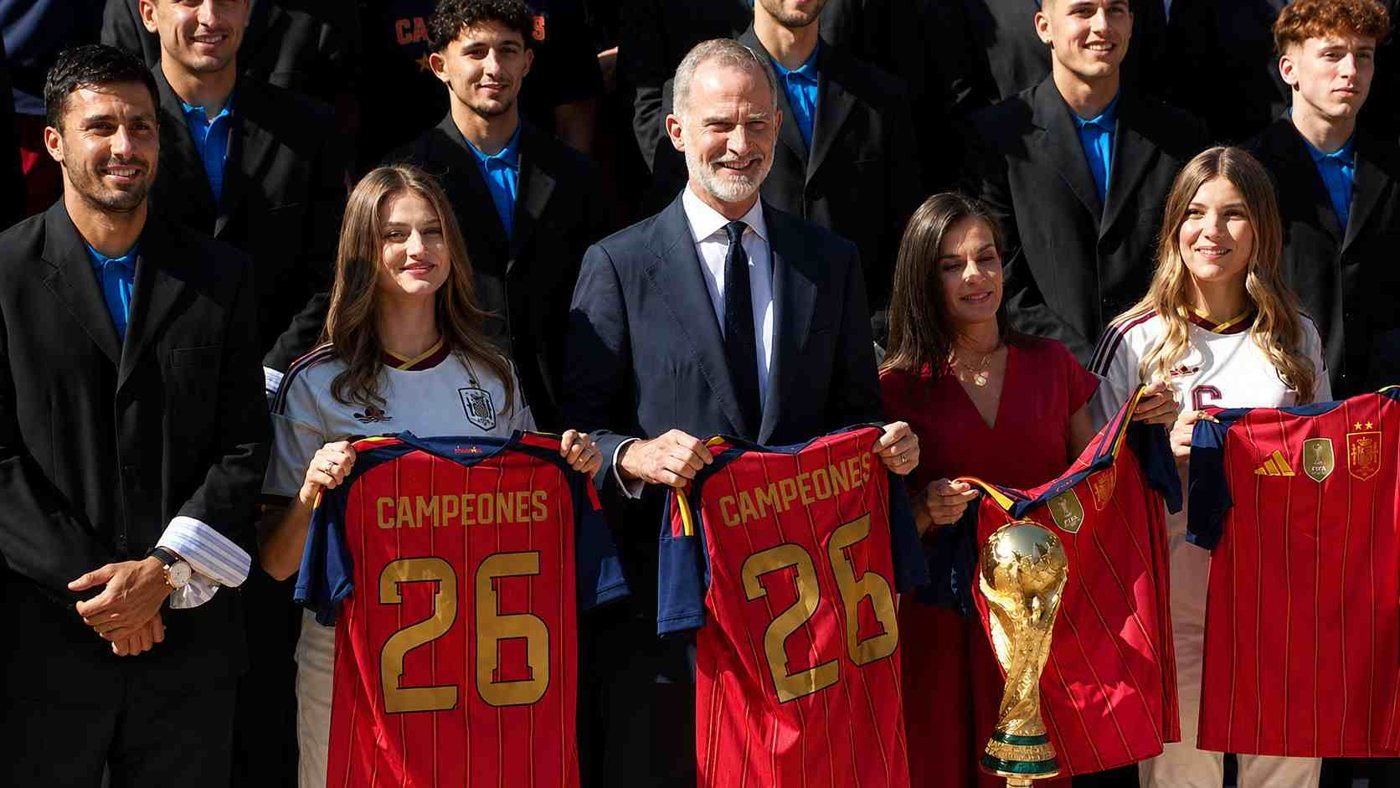 La Reina Letizia, la princesa Leonor y la infanta Sofía reciben a La Roja con estilismos llenos de simbolismo